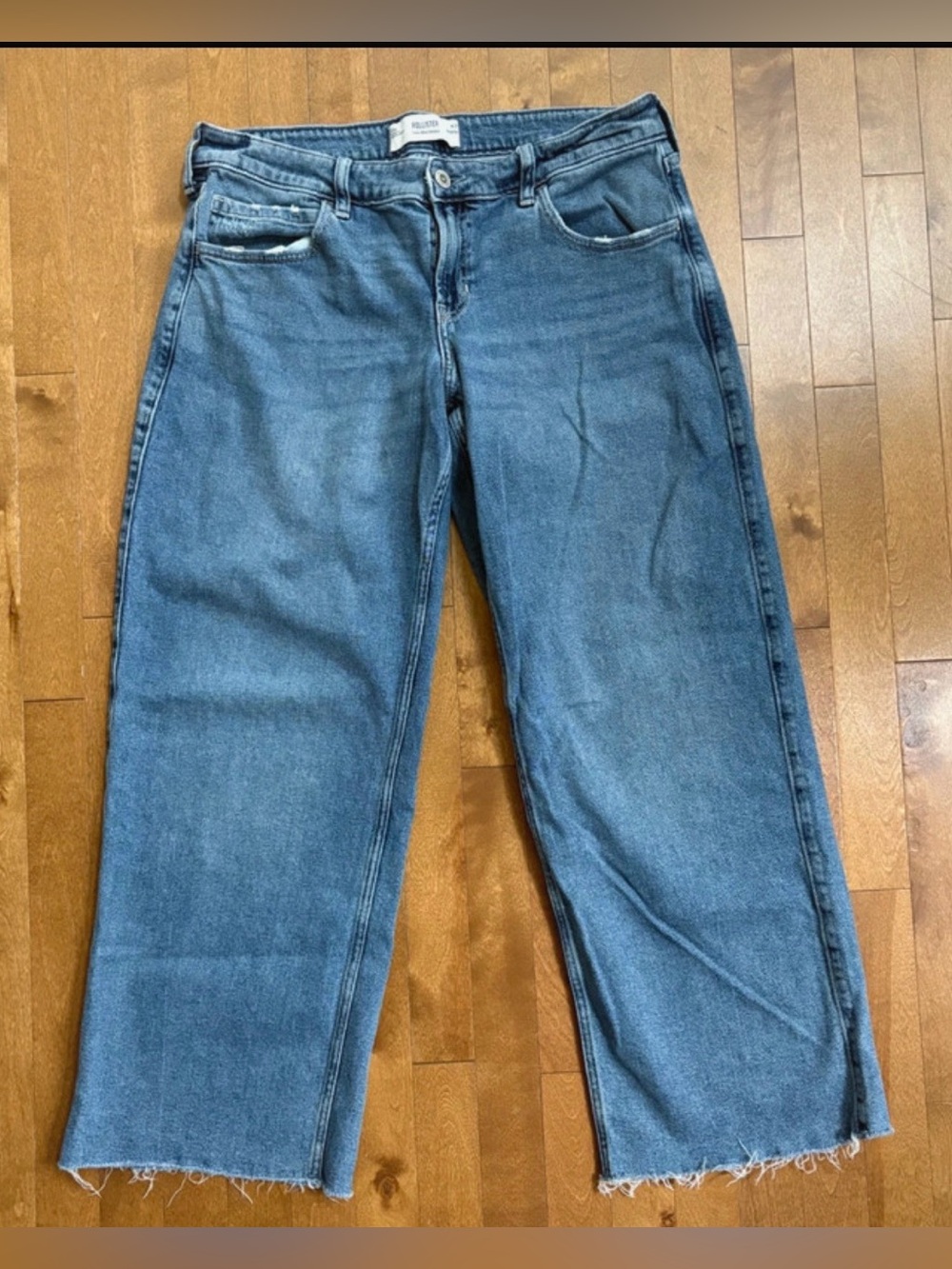 Hollister Low-Rise Baggy Jeans with Embroidered Back Pocket - Size 12R / W31
